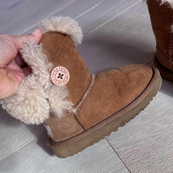 UGG Toddler Girl Boots, sheep skin - Picture 2 of 9